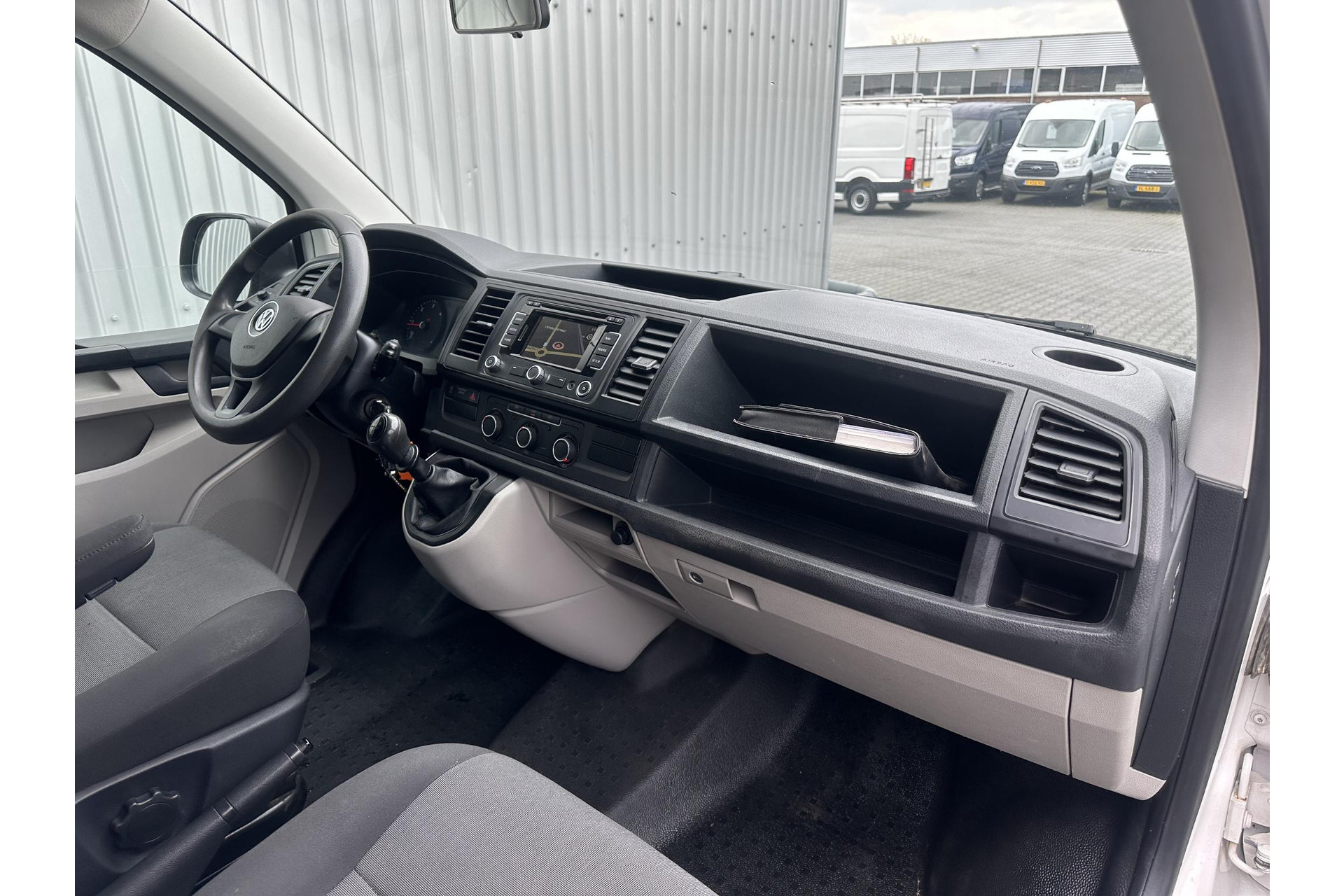 Volkswagen Transporter 2.0 TDI L2H1*AIRCO*NAVI*BLUETOOTH*HAAK*BETIMMERING